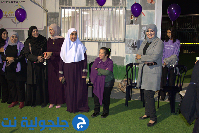 اضاءة المركز الجماهيري في جلجولية باللون البنفسجي بمناسبة اليوم العالمي لذوي الاحتياجات الخاصة